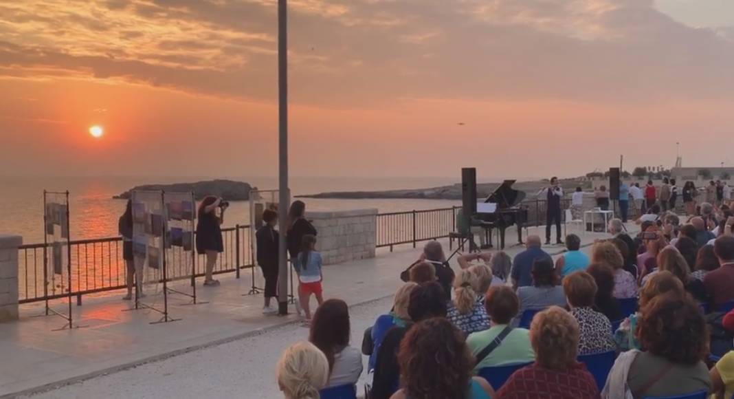 Polignano, concerto all'alba a picco sul
