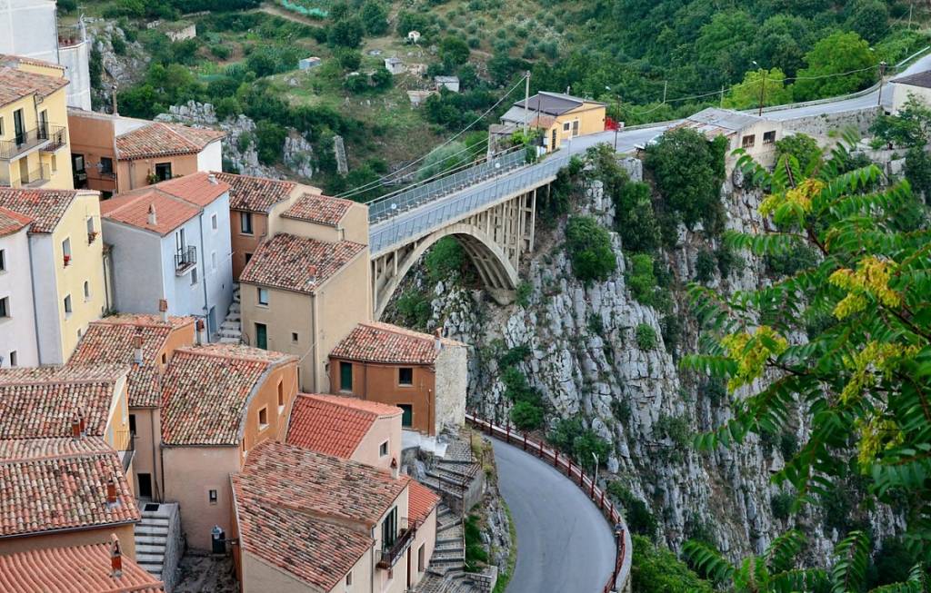 Al Sud c’è un borgo che sembra una piccola muraglia cinese