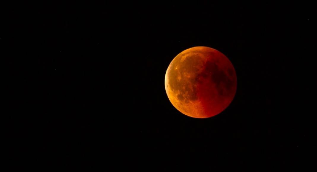 "Luna di Sangue", arriva l'eclissi più lunga del secolo sarà visibile