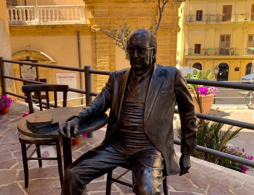 Al Sud nasce la ‘Piazzetta dello scrittore’: ospita la statua di un celebre artista