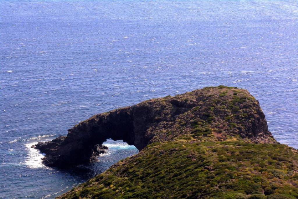 L’Arco dell’Elefante, mare cristallino, relax e tuffi da altezze vertiginose