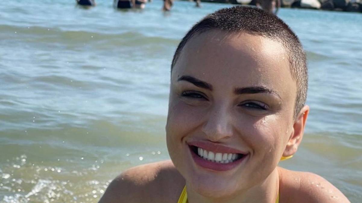 eccellenze-meridionali-arisa-si-rasa-la-testa-a-zero-ho-un-problema