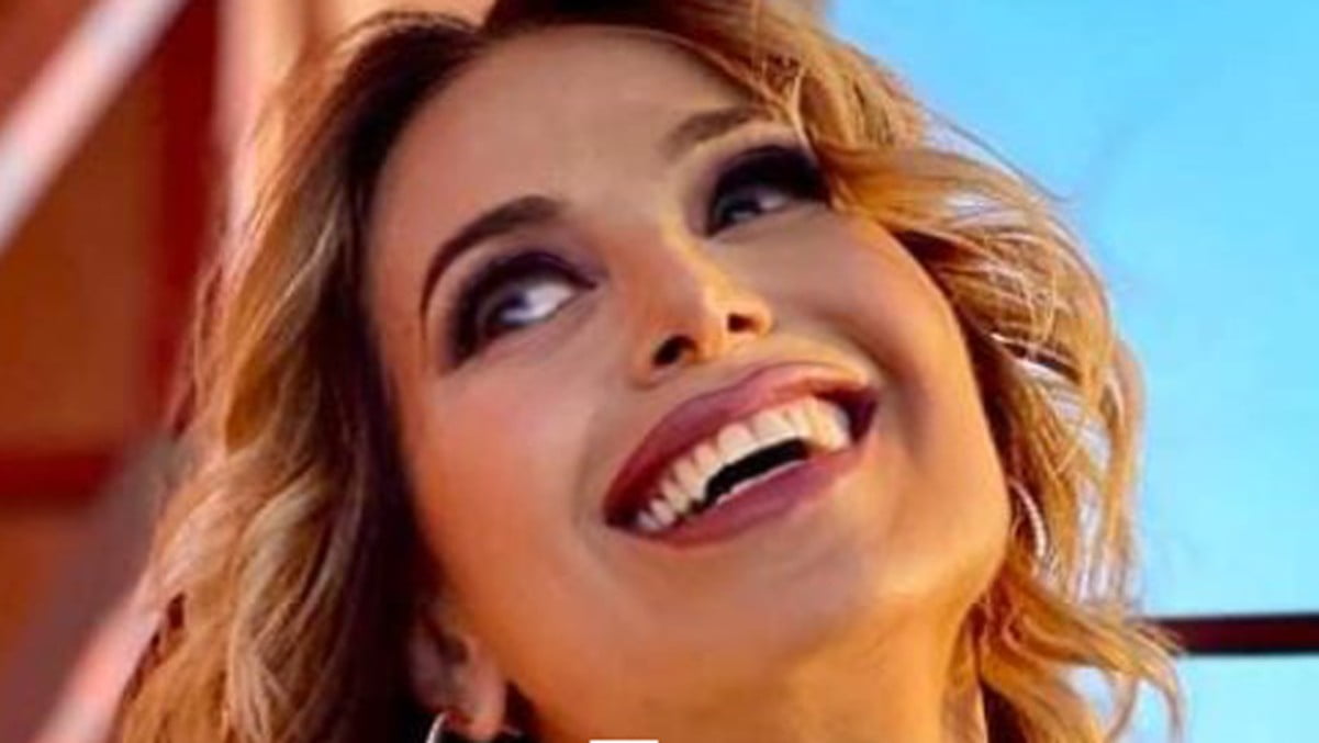 eccellenze-meridionali-barbara-durso-che-imbarazzo-con-la-gonna-aperta-la-foto