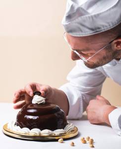 eccellenze-meridionali-pasticcere-del-sud-vince-leone-doro-a-venezia-con-il-roccobaba