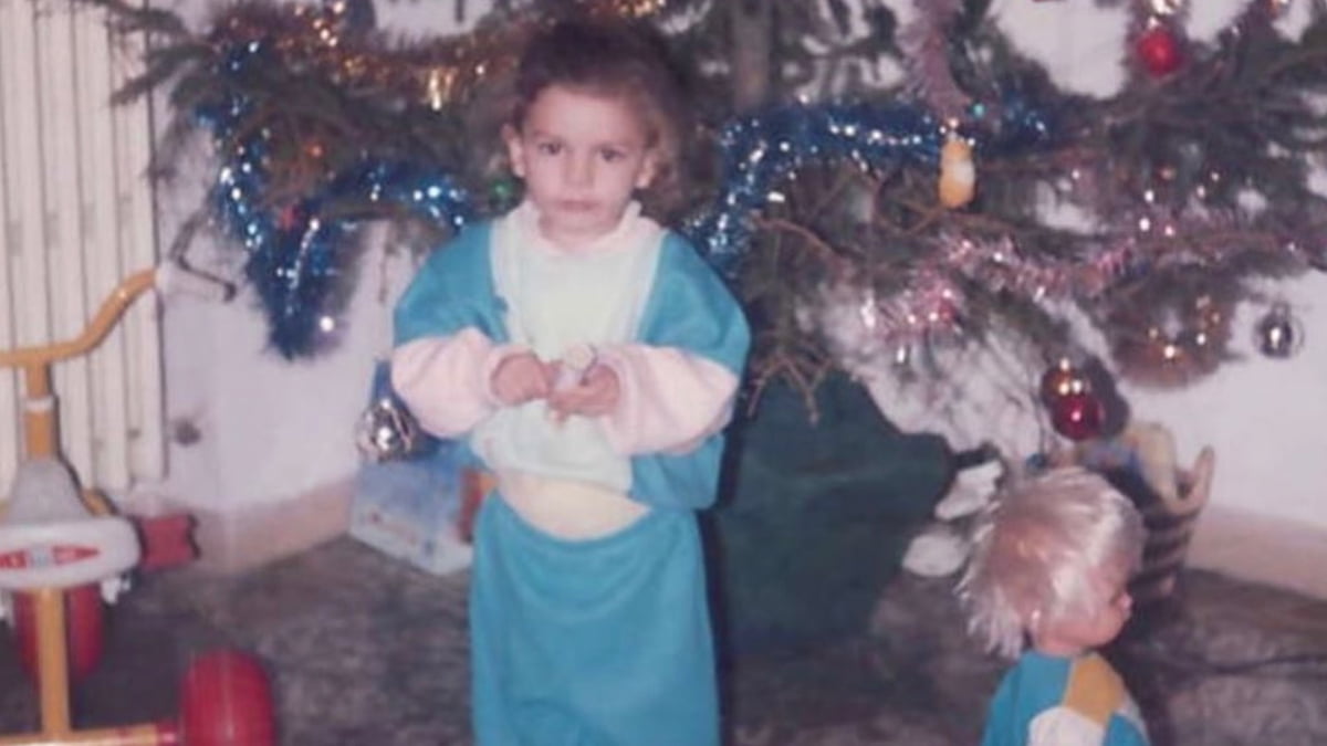 eccellenze-meridionali-riconoscete-questa-bimba-cosi-adorabile-oggi-e-una-delle-artiste-piu-amate-in-italia-01