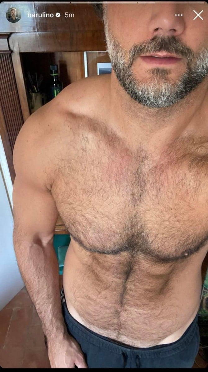 eccellenze-meridionali-baru-pubblica-una-foto-senza-vestiti-poi-la-rimuove-ecco-lo-scatto-proibito-01