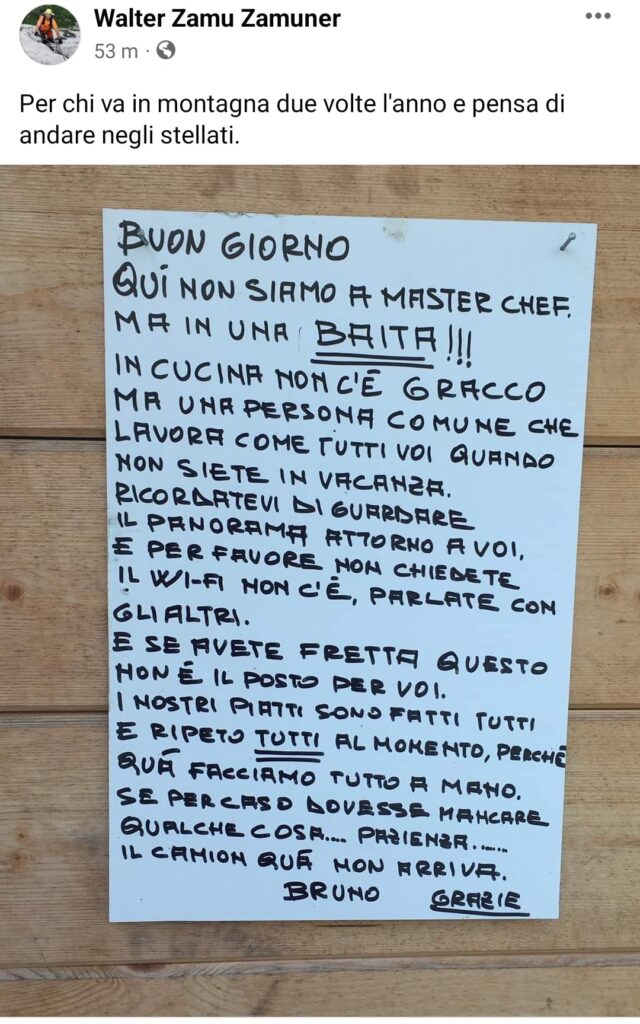 Il cartello comparso in una baita di montagna contro i clienti pretenziosi. Fonte: Gente che va in montagna 2 volte l'anno - gruppo Facebook