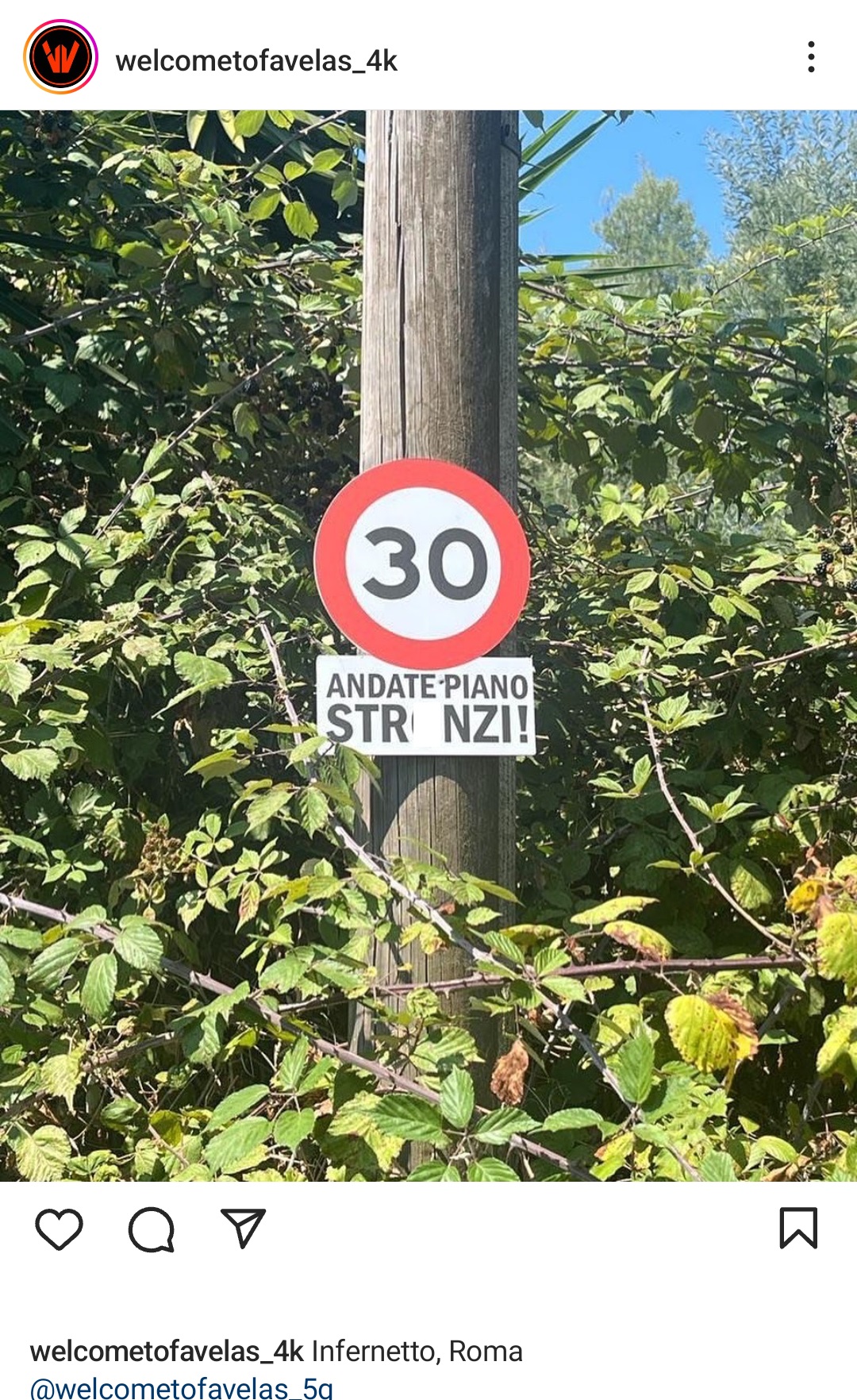 Il cartello comparso a Roma, nel quartiere Infernetto, contro chi non rispetta i limiti di velocità. Fonte: welcometofavelas_4k - Instagram