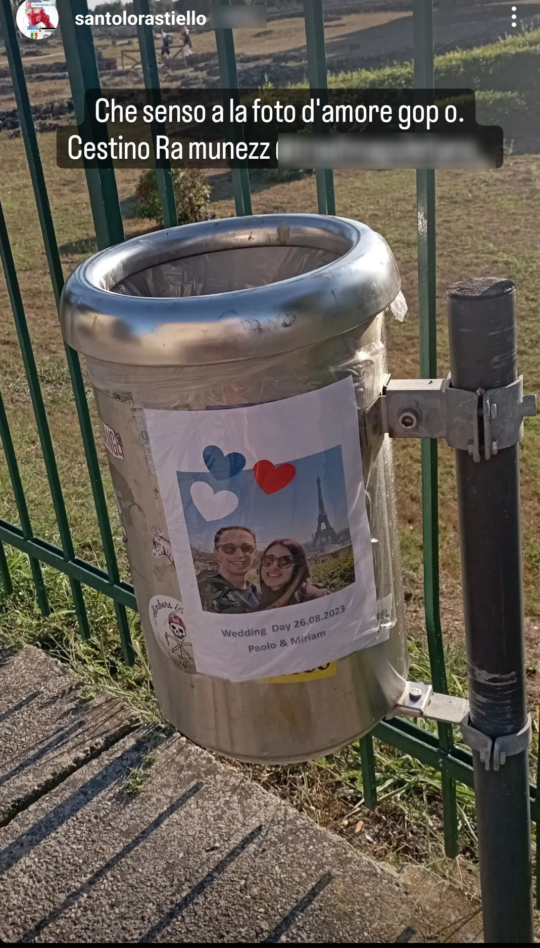 A Pompei, è comparsa questa foto su un bidoncino dell'immondizia. Fonte: santolorastiello - Instagram