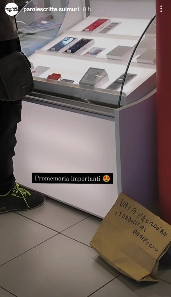 Il promemoria per non dimenticarsi di comprare la pasta. Fonte: parolescritte.suimuri - Instagram