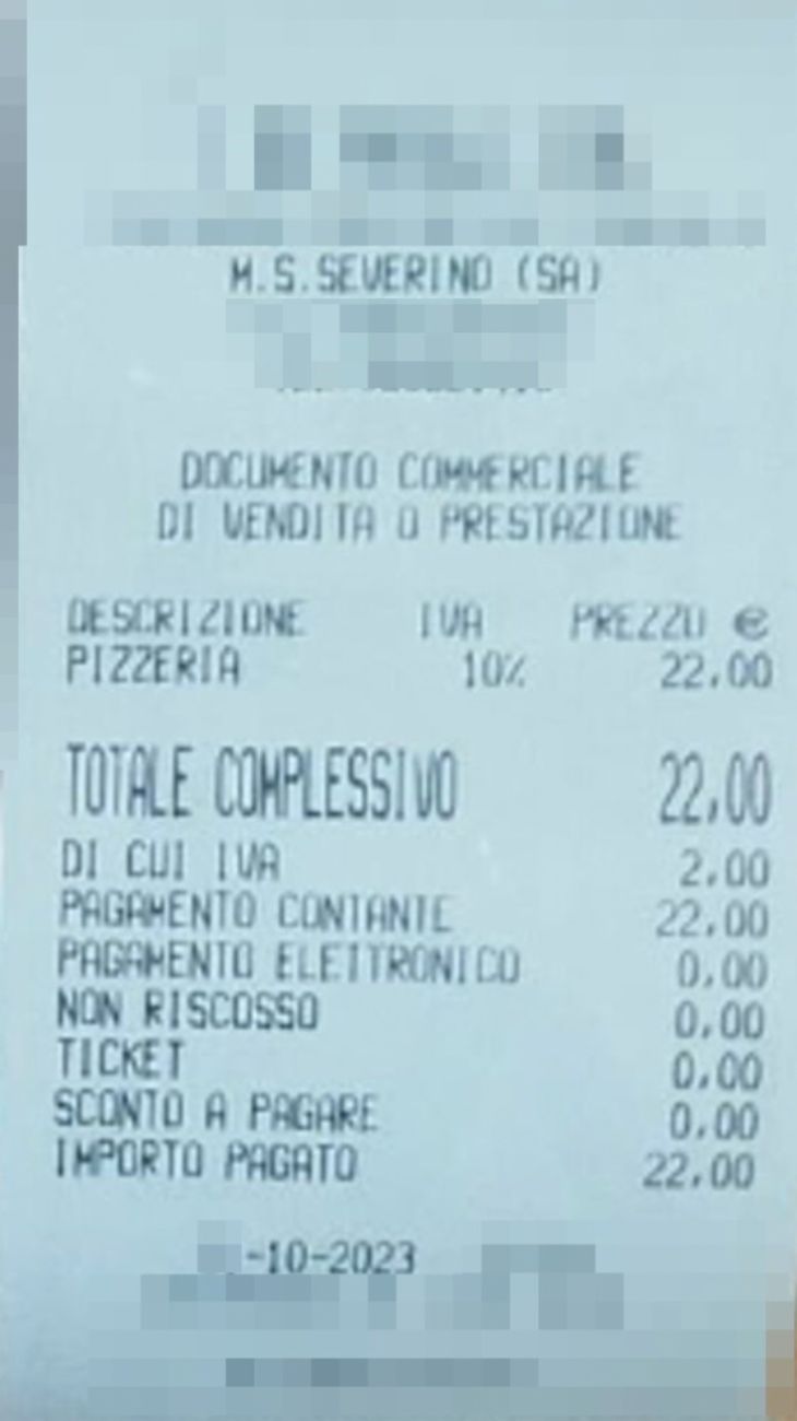Campania, va in pizzeria vicino Salerno e mostra lo scontrino: "Ecco quanto ho speso per patatine, un panuozzo e acqua"