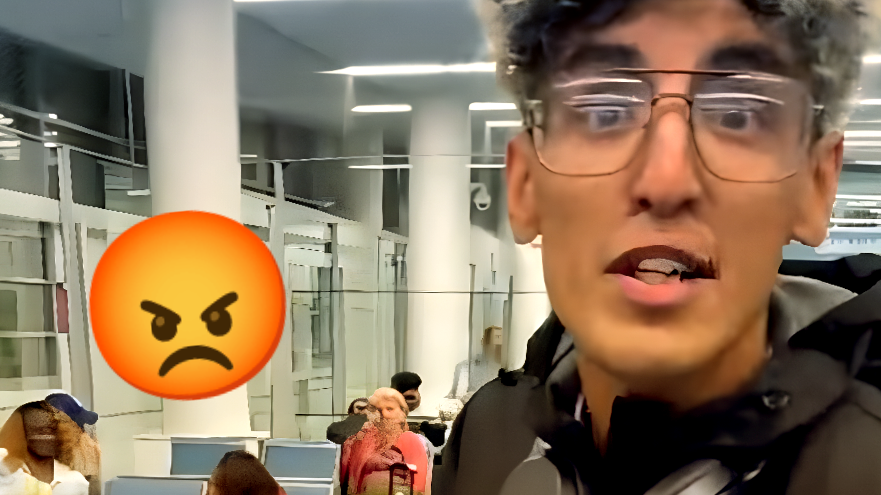 Clienti di American Airlines intrappolati in aeroporto: "Siamo diventati immigrati illegali per un incredibile errore"